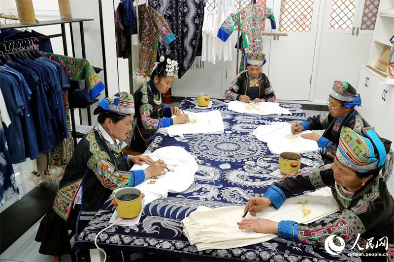 Нематериальное культурное наследие и творческая деятельность помогают женщинам народности мяо увеличить доходы