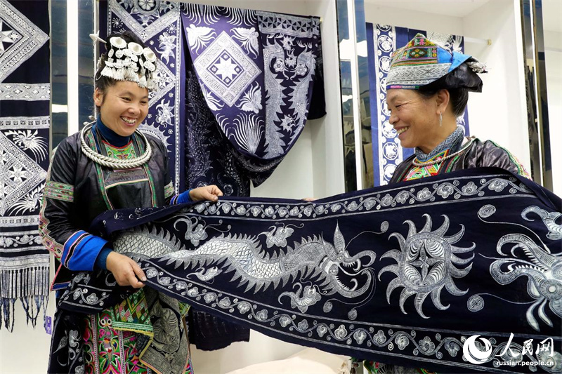 Нематериальное культурное наследие и творческая деятельность помогают женщинам народности мяо увеличить доходы
