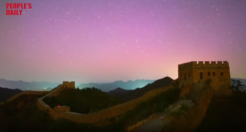Северное сияние создает сказочную красоту на Великой Китайской стене
