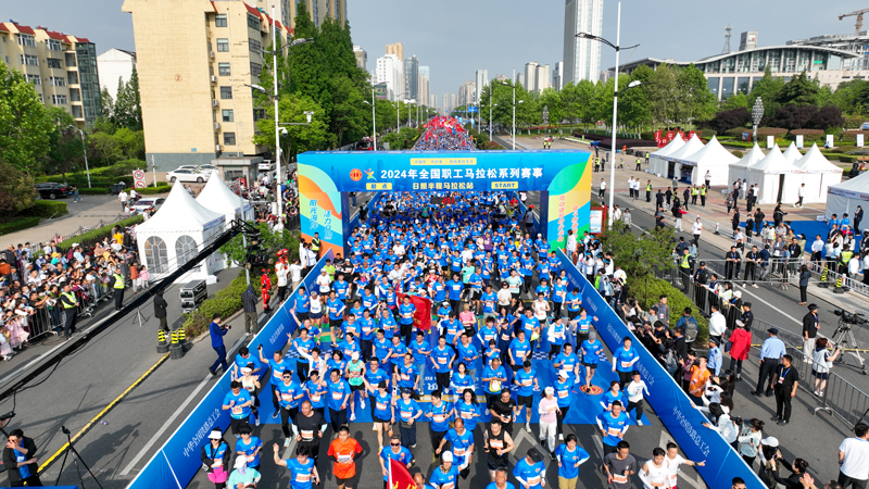 Первый марафон среди трудящихся Китая прошел на востоке Китая