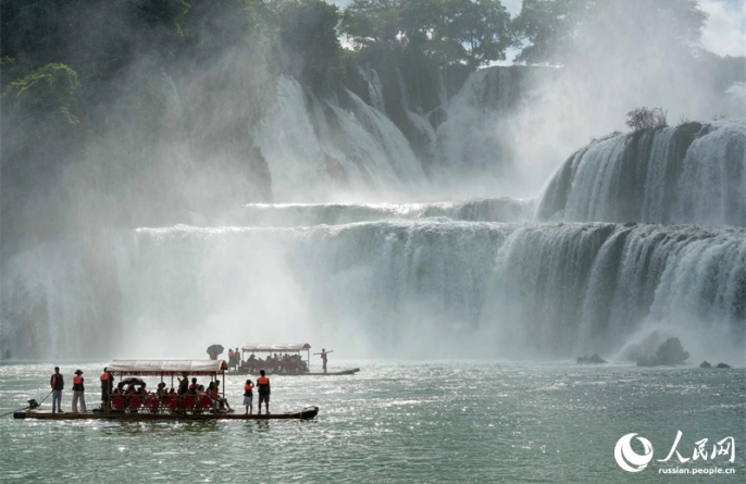 Водопад Дэтянь в Гуанси пользуется большой популярностью среди туристов