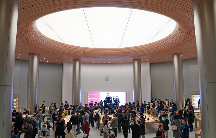 21 марта, Шанхай, Китай. Новый флагманский магазин Apple в городе Шанхай /Восточный Китай/. /Фото: Синьхуа/