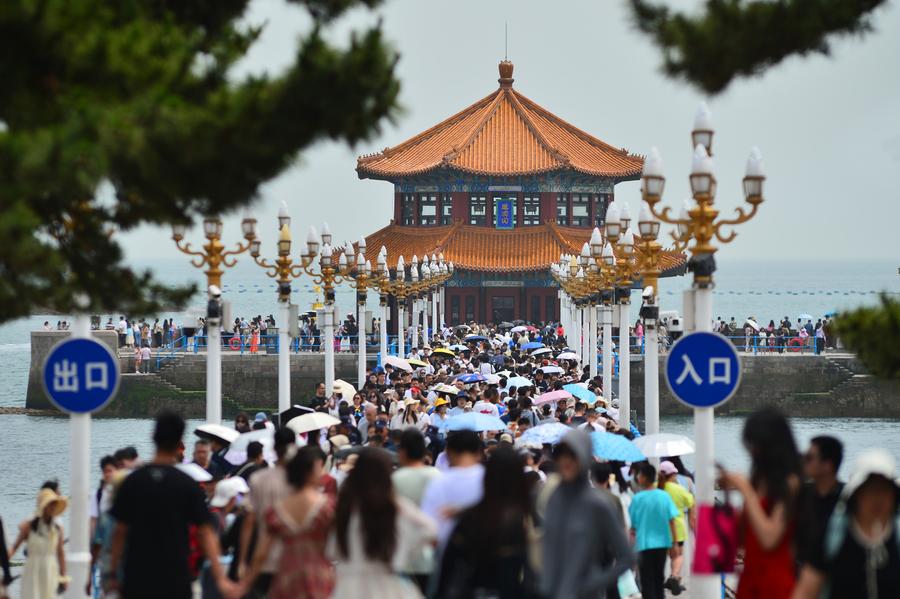 24 июня, Циндао, Китай. Туристы посещают живописное место на мосту Чжаньцяо в городе Циндао провинции Шаньдун /Восточный Китай/. /Фото: Синьхуа/