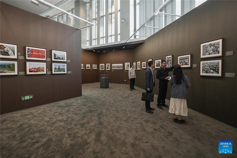 Приуроченная к 75-летию образования КНР фотовыставка об исторических преобразованиях Китая открылась в Пекине