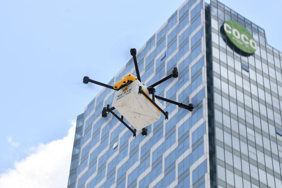 15 августа 2023 года, eVTOL доставляет пищевые продукты в городе Шэньчжэнь. /Фото: Синьхуа/