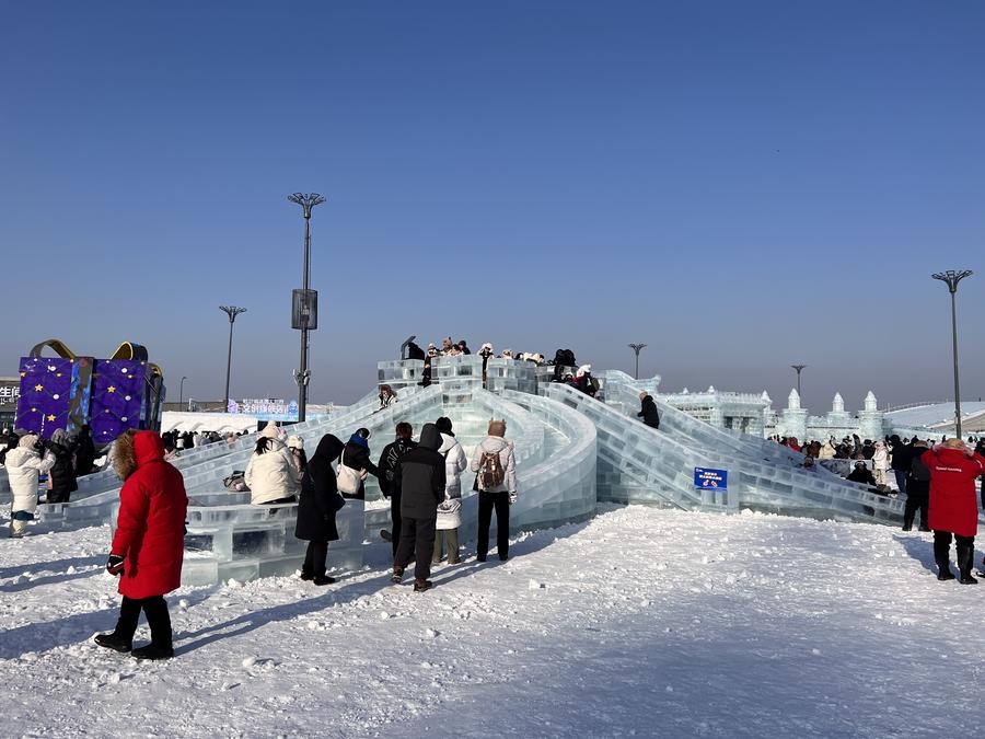 В Харбине открылся крупнейший в мире снежно-ледовый тематический парк