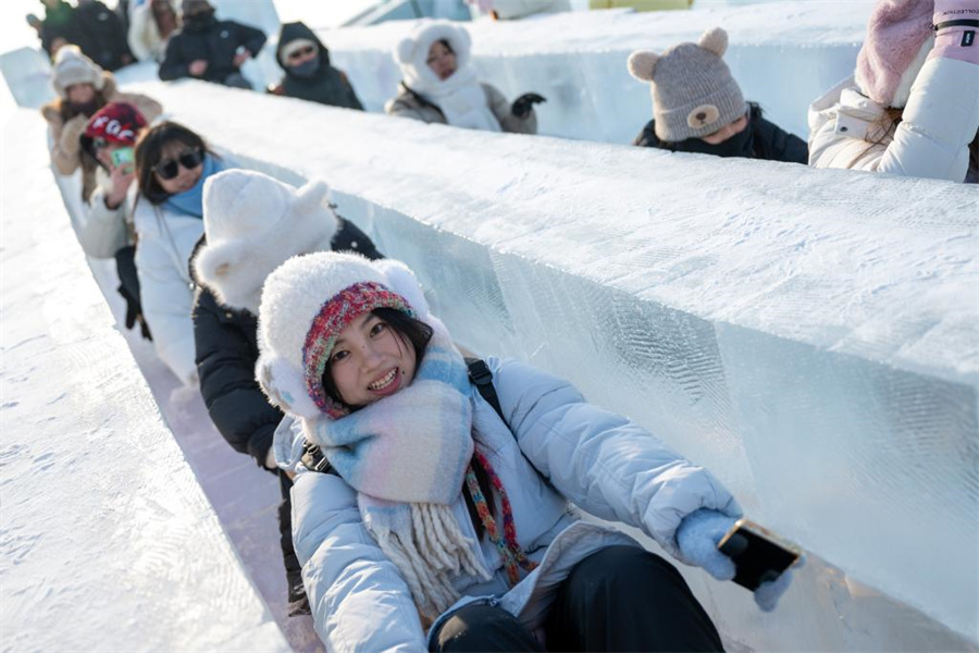 В Харбине открылся крупнейший в мире снежно-ледовый тематический парк