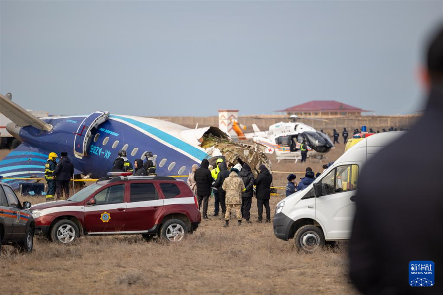 Близ казахстанского Актау упал самолет авиакомпании Azerbaijan Airlines