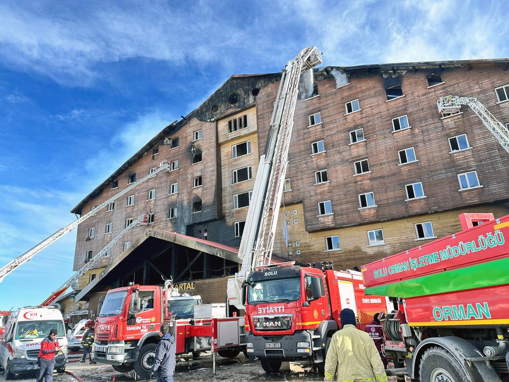 Число погибших увеличилось до 76 в результате пожара на горнолыжном курорте в Турции, девять человек задержаны