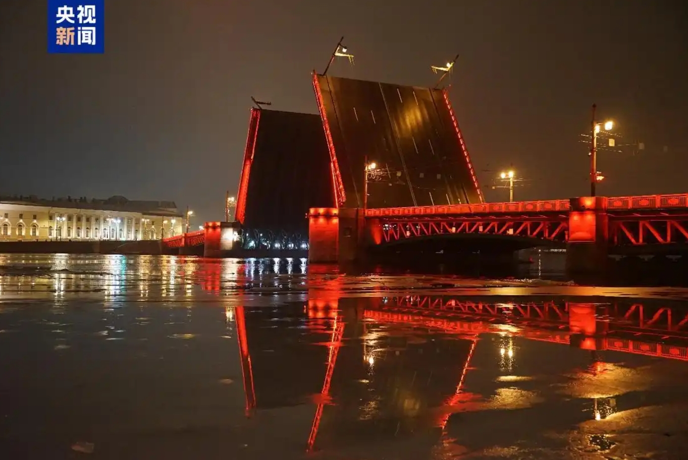 Дворцовый мост в Санкт-Петербурге впервые развели в честь китайского Нового года