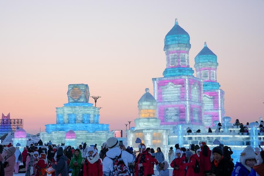 23 января 2025 года, туристы в тематическом парке "Большой мир льда и снега" в городе Харбин провинции Хэйлунцзян /Северо-Восточный Китай/. /Фото: Синьхуа/ 
