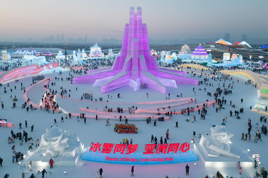 23 января 2025 года, туристы в парке "Большой мир льда и снега" в городе Харбин провинции Хэйлунцзян /Северо-Восточный Китай/. /Фото: Синьхуа/ 