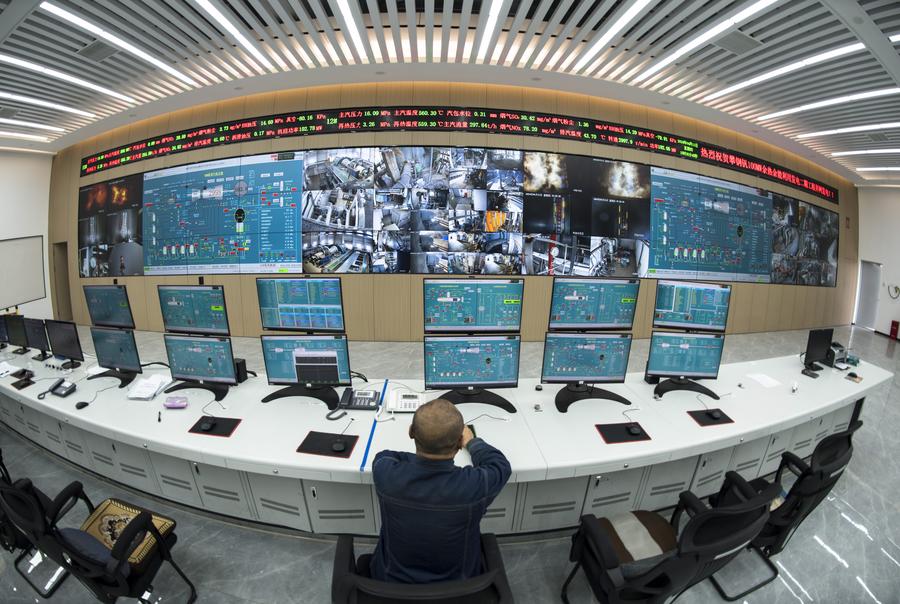 11 апреля 2024 года, на фото запечатлен контрольный центр по выработке электроэнергии с использованием утилизированного тепла и энергии в энергетическом филиале при металлургической корпорации Pangang Group в г. Паньчжихуа /пров. Сычуань, Юго-Западный Китай/. /Фото: Синьхуа/