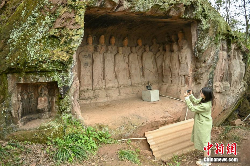 Статуи Будды в скальных гротах Нюцзяочжай провинции Сычуань