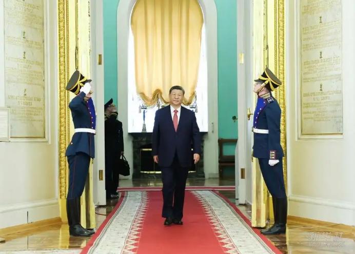 Си Цзиньпин принял участие в церемонии приветствия, организованной В. Путиным