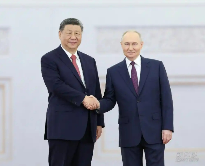 Си Цзиньпин принял участие в церемонии приветствия, организованной В. Путиным