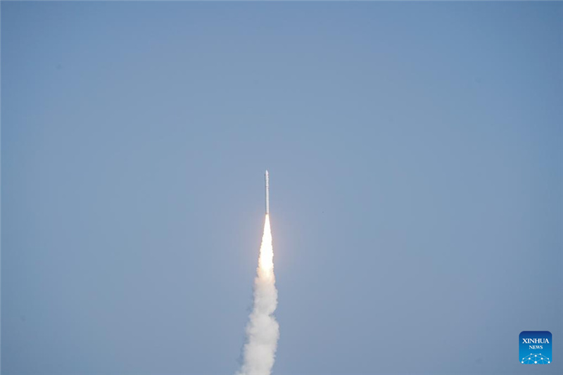 Китай запустил с моря группу спутников при помощи ракеты-носителя "CERES-1"