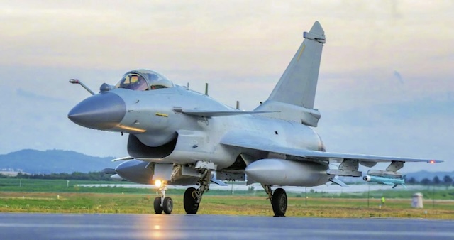 Китайский истребитель J-10 одержал первые боевые победы