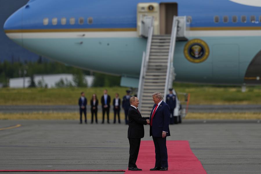 Специальный репортаж: Встреча В. Путина и Д. Трампа -- улыбкой сложно стереть старые обиды