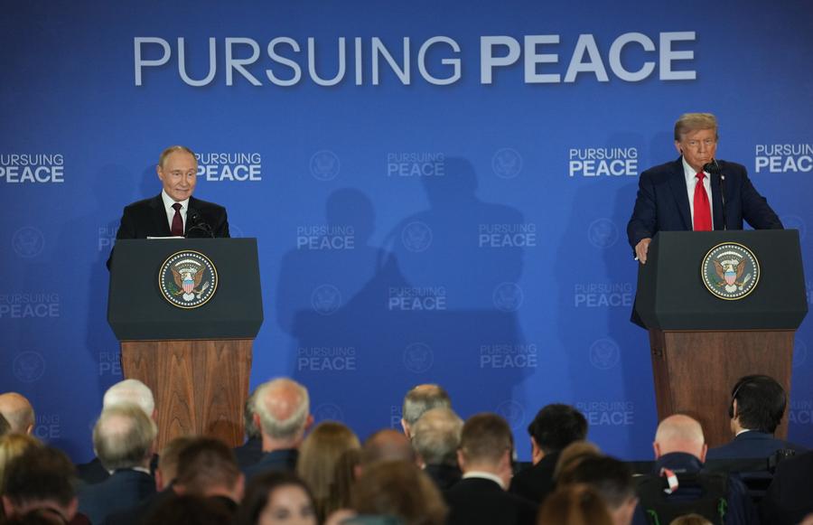 Специальный репортаж: Встреча В. Путина и Д. Трампа -- улыбкой сложно стереть старые обиды
