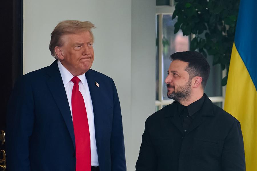 18 августа, Вашингтон. Президент США Дональд Трамп /слева/ приветствует президента Украины Владимира Зеленского в Белом доме. /Фото: Синьхуа/