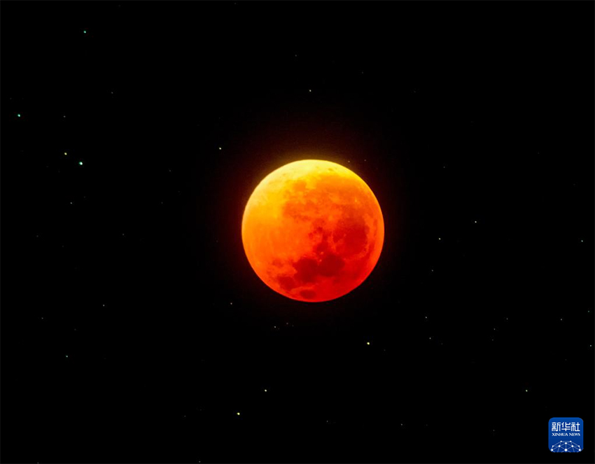 Алая Луна озарила ночное небо Китая