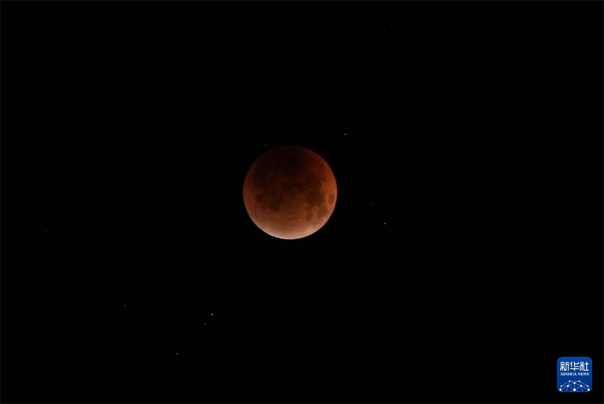 Алая Луна озарила ночное небо Китая