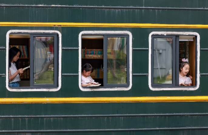 В Гуйчжоу развивается новый формат книжных магазинов — в списанных вагонах поездов