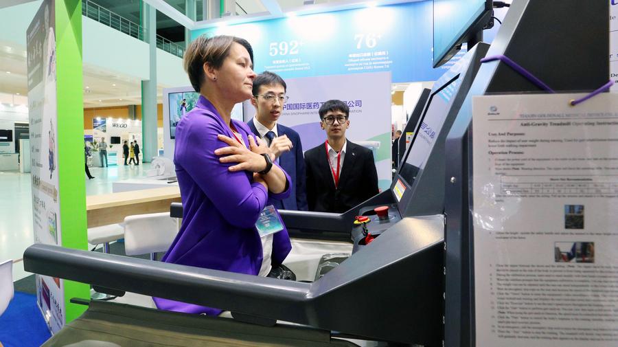 23 сентября, Минск. Посетители на Выставке китайского медицинского оборудования в Беларуси. /Фото: Синьхуа/