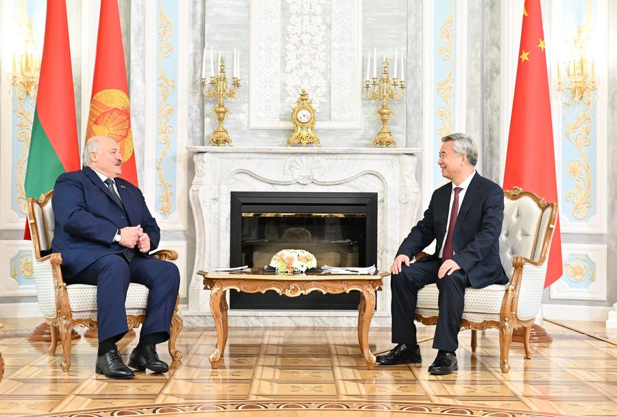 22 сентября, Минск. Член ПК Политбюро ЦК КПК, секретарь Центральной комиссии КПК по проверке дисциплины Ли Си встречается с президентом Беларуси Александром Лукашенко. /Фото: Синьхуа/ 