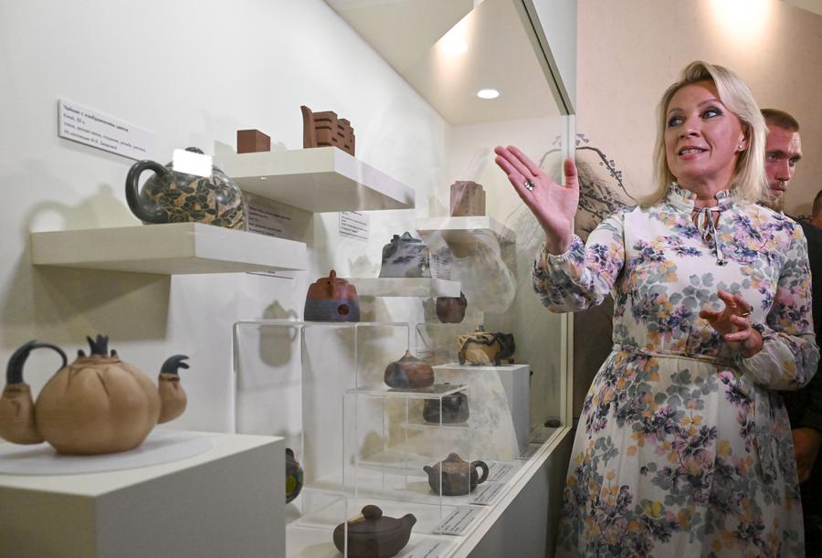 Очерк: "Магия пурпурной глины" -- официальный представитель МИД РФ М. Захарова представила семейную коллекцию исинских чайников