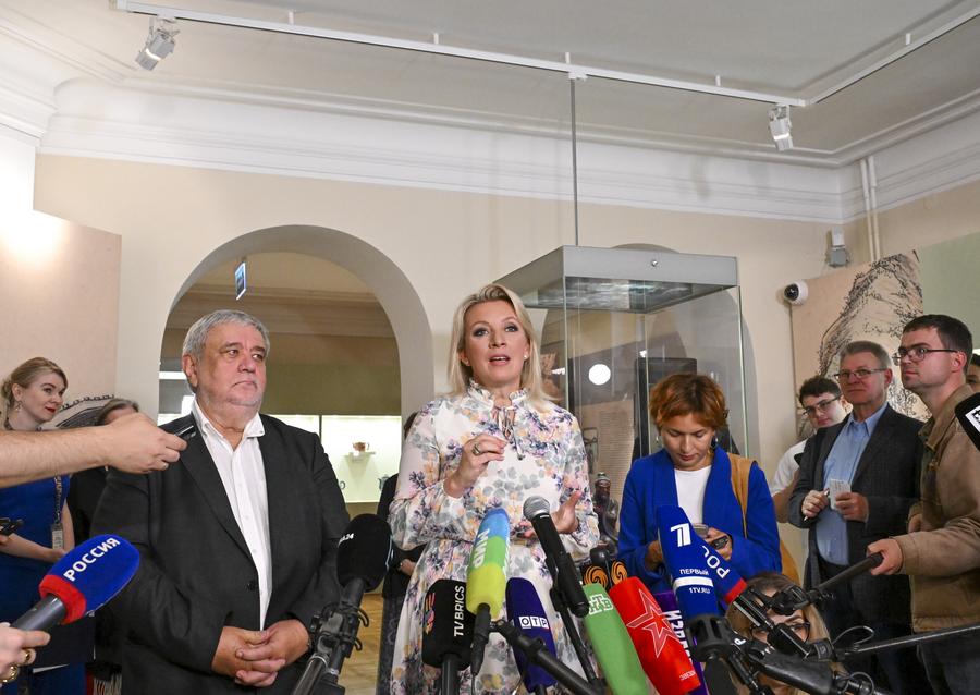 Очерк: "Магия пурпурной глины" -- официальный представитель МИД РФ М. Захарова представила семейную коллекцию исинских чайников