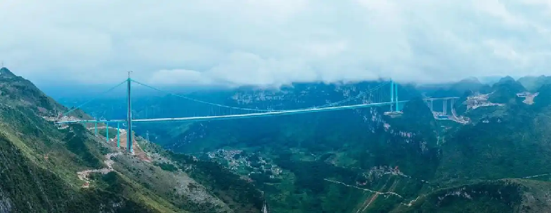 В Китае в районе самого высокогорного в мире моста впервые прошли международные соревнования по триатлону Ironman