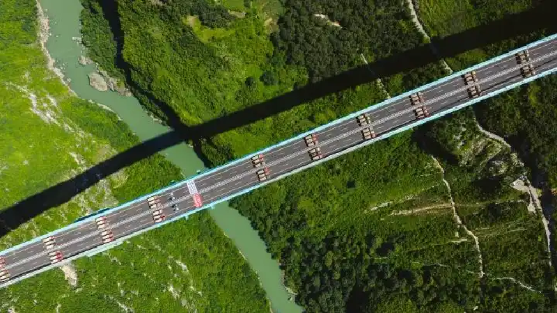 В Китае в районе самого высокогорного в мире моста впервые прошли международные соревнования по триатлону Ironman