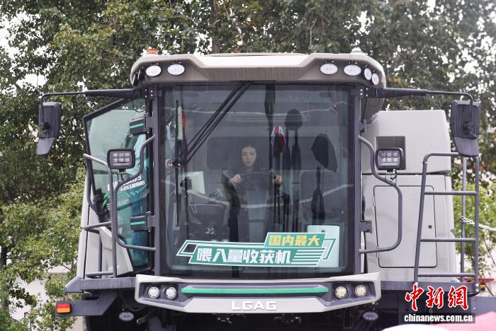 Новую сельхозтехнику представили на фестиваля урожая в Шаньдуне