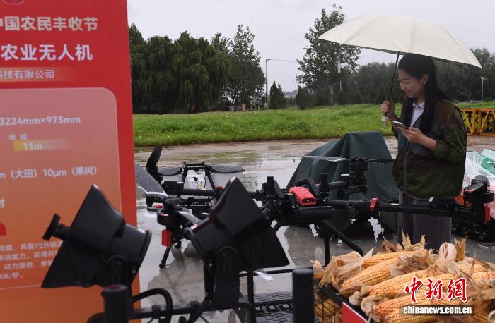 Новую сельхозтехнику представили на фестиваля урожая в Шаньдуне