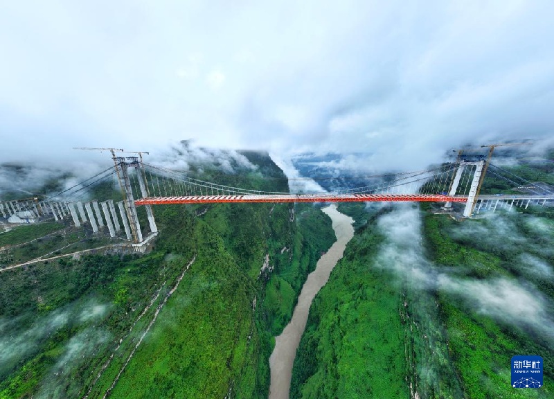 В Гуйчжоу успешно состыкован большой мост Тяньмэнь на скоростной автомагистрали Аньшунь – Паньчжоу