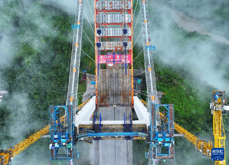 В Гуйчжоу успешно состыкован большой мост Тяньмэнь на скоростной автомагистрали Аньшунь – Паньчжоу
