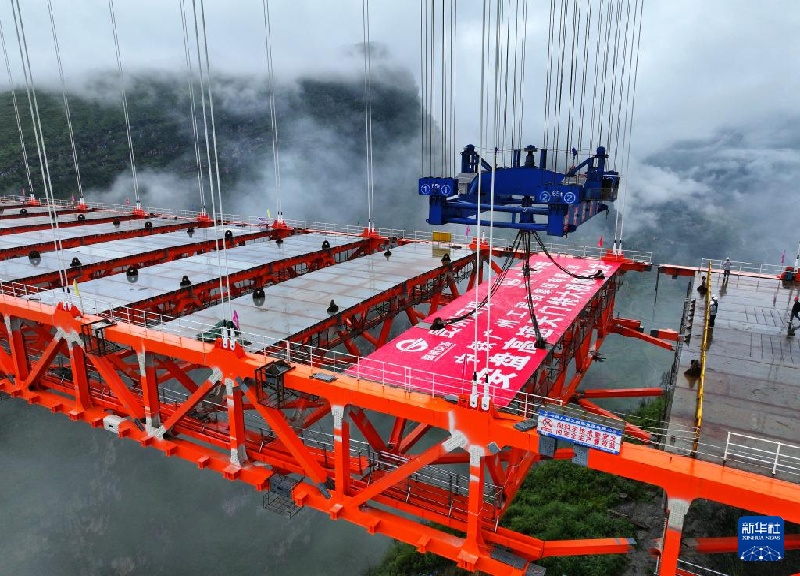В Гуйчжоу успешно состыкован большой мост Тяньмэнь на скоростной автомагистрали Аньшунь – Паньчжоу