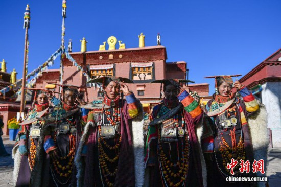 В сицзанском уезде Буранг сохранился традиционный наряд с тысячелетней историей