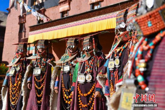 В сицзанском уезде Буранг сохранился традиционный наряд с тысячелетней историей