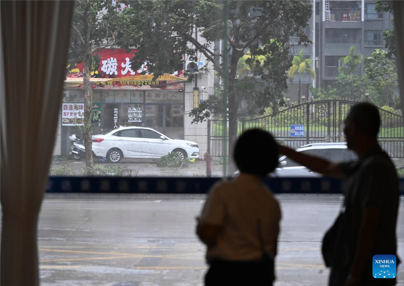 Более 1,89 млн человек эвакуированы в связи с выходом на сушу тайфуна "Рагаса" на юге Китая