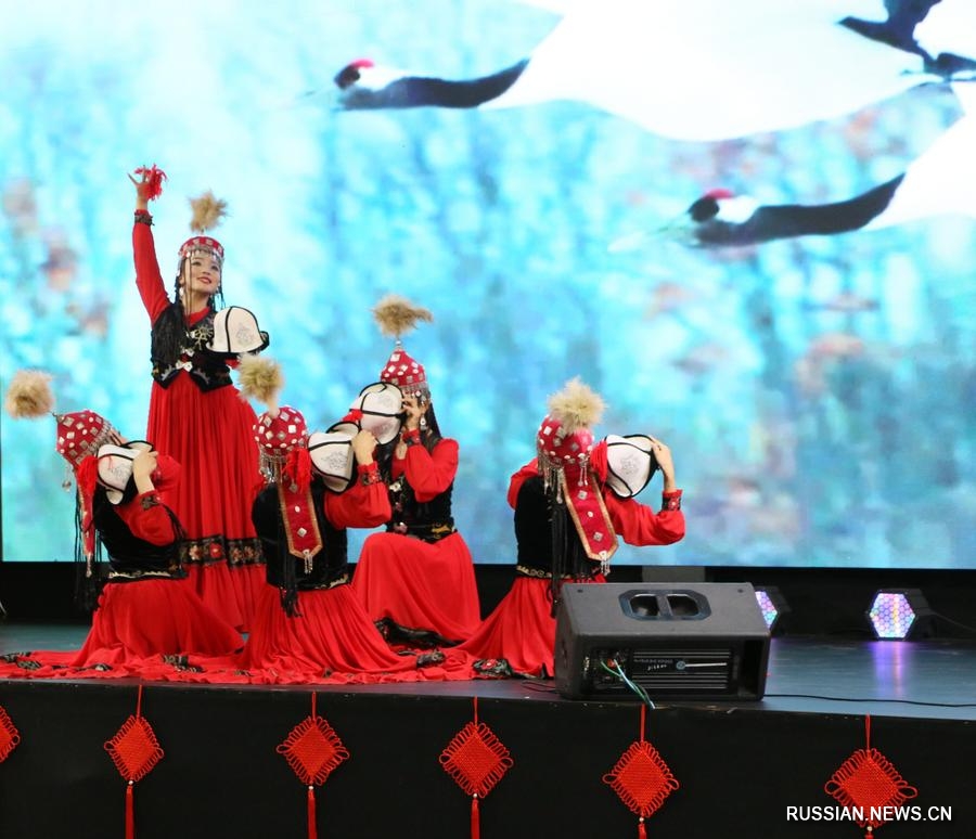 25 сентября, Бишкек. Художественное выступление на торжественном приеме по случаю 76-й годовщины образования КНР. /Фото: Синьхуа/