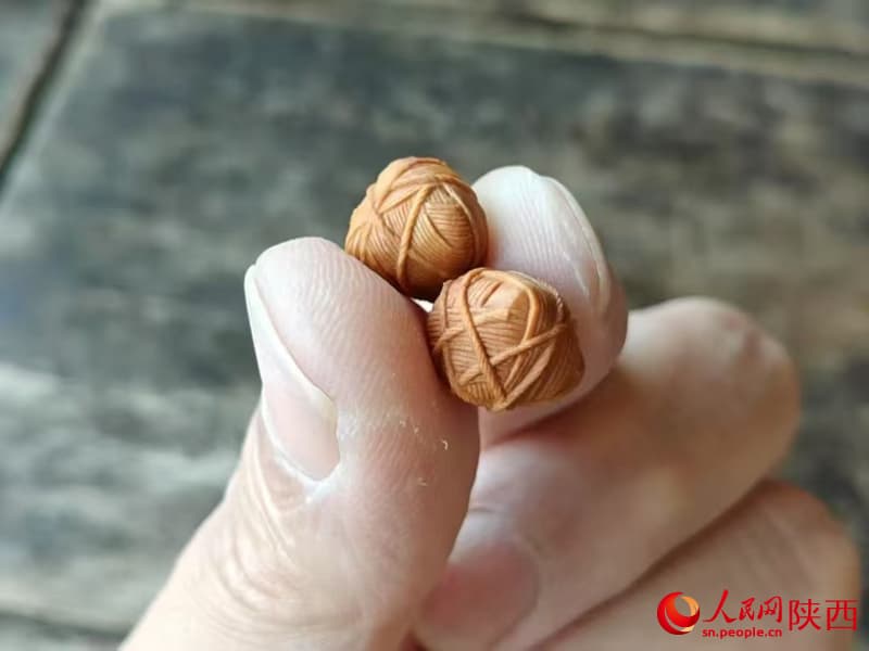 Китайский мастер создает изящные миниатюры на фруктовых косточках