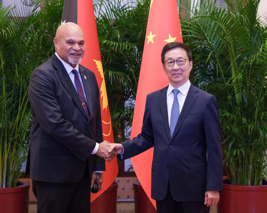 13 октября, Пекин. Заместитель председателя КНР Хань Чжэн встречается с заместителем премьер-министра Папуа-Новой Гвинеи Джоном Россо, прибывшим в Китай для участия в Глобальном саммите женщин. /Фото: Синьхуа/