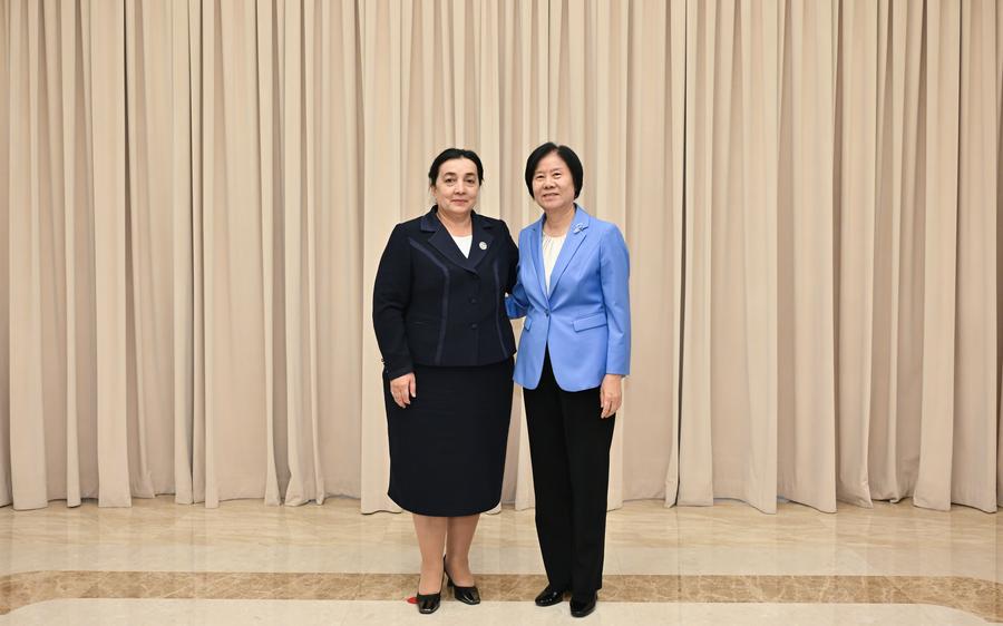13 октября, Пекин. Заместитель председателя ВК НПКСК, председатель Комитета по добрососедству, дружбе и сотрудничеству ШОС Шэнь Юэюэ встречается с заместителем премьер-министра Узбекистана Зулайхо Махкамовой, которая прибыла в Пекин для участия в Глобальном саммите женщин. /Фото: Синьхуа/