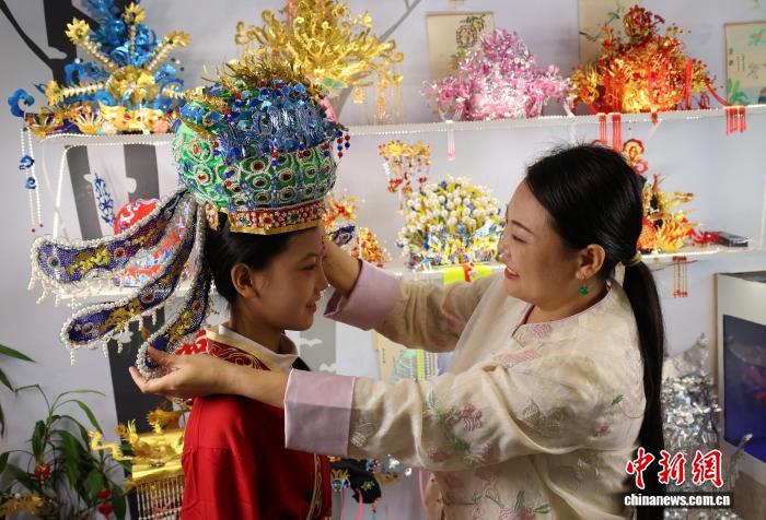 Китаянка превращает алюминиевые банки в сверкающие украшения