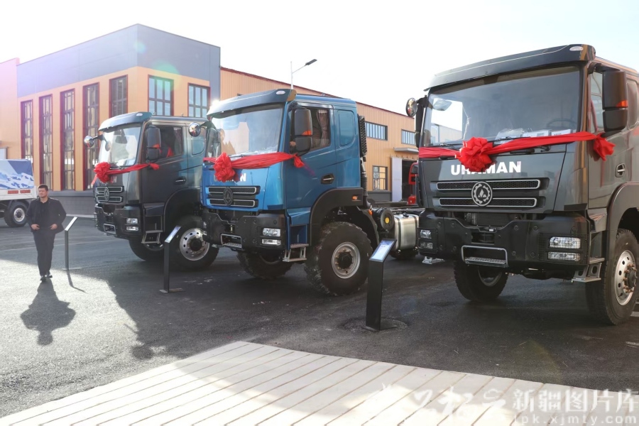 В Тачэне Синьцзяна сошли с конвейера грузовики для российского рынка