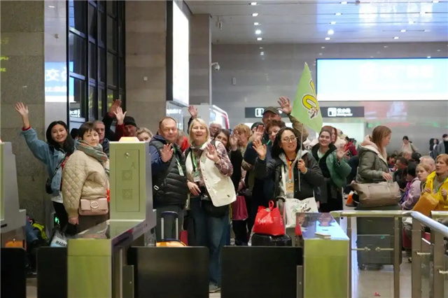 Первый специальный поезд с российскими школьниками и их родителями отправился из Пекина в "Путешествие по древним городам Китая"