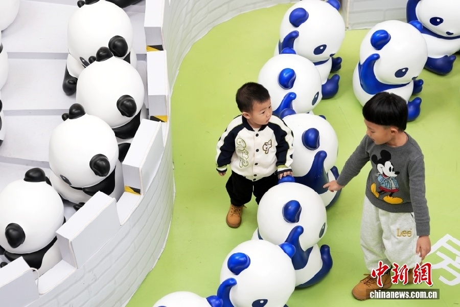 Арт-инсталляция из фигурок панд привлекает жителей Пекина